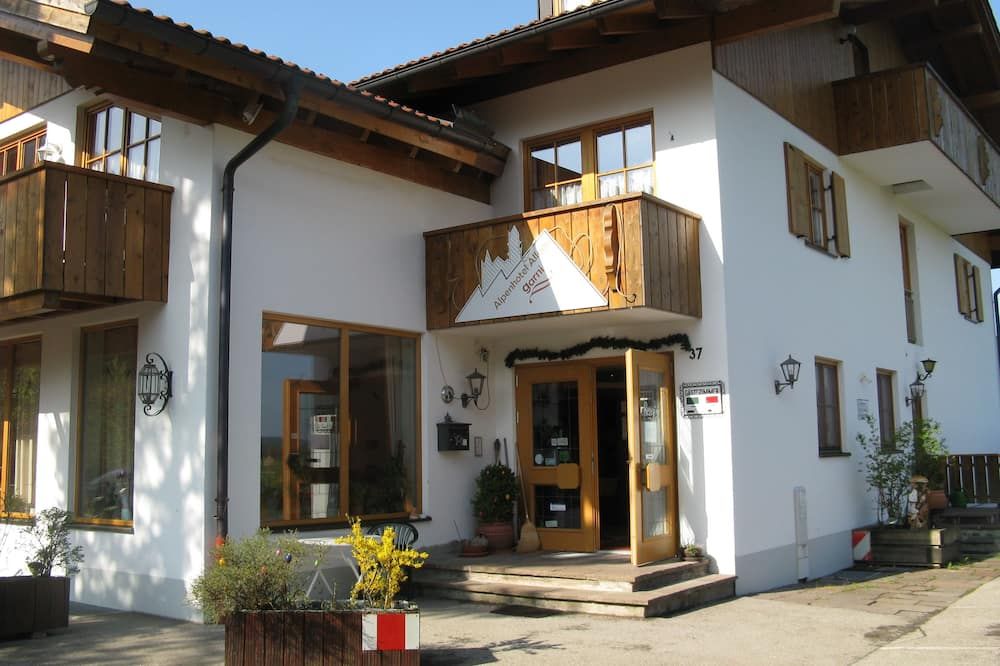 ألبين هوتل ألجاو