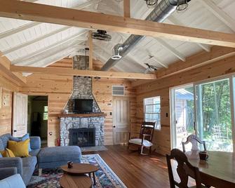 Beachfront House w/ Wi-Fi on Amazing Lake Michigan Site! Close to Sturgeon Bay - Egg Harbor - Huiskamer