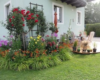 Familienzimmer mit Dusche od. Bad, WC - Haus Berger - Zell am See - Patio