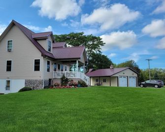 Modern, Amish-Built Farmhouse, 3 Bedroom - Medina - Building