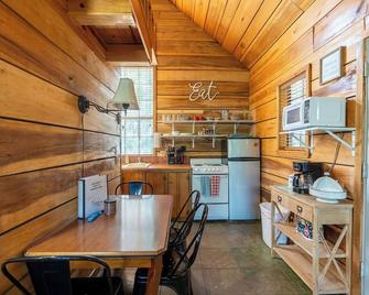 Charming & Rustic Cabin on the Little Red River! - Heber Springs - Dining room