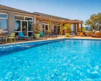 greet hotel Marseille Provence Aéroport - Vitrolles - Piscine