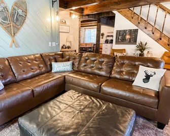 Perfect Family Cabin! 3 Master Suites, Sleeps 10, next to the park! - South Fork - Sala de estar