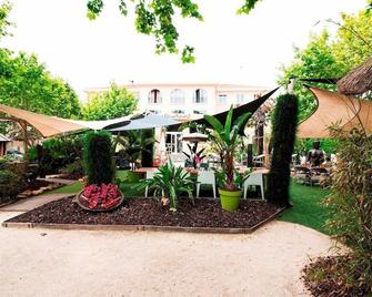 Relax with Superior Comfort in Our Modern | Private Parking & Pets are Allowed - Sanary-sur-Mer - Binnenhof