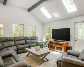 Yosemite Gateway Cabin Valley Views, Sleeps 10 - Groveland - Living room