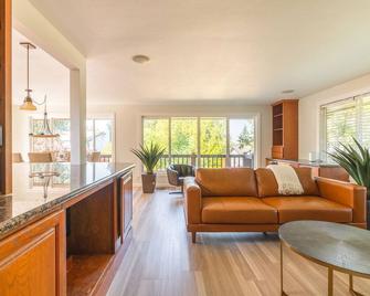EV Charger Walk to Lake/ Minutes from Marymoor/Downtown/Seattle - Redmond - Living room