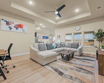 Entire Home in Denton, Texas. Centrally Located! Luxurious Home Away from Home! - Denton - Living room