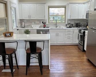 3-bedroom fully furnished house in nice Vienna, near the metro & mosaic district - Vienna - Kitchen