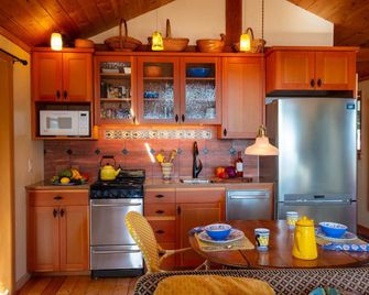 Water Views Of Puget Sound And The Olympic Mountains In A Garden Setting - Friday Harbor - Kitchen