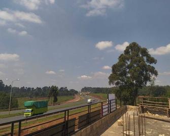 Studio Apartment along Southern Bypass. Serene views . - Nairobi - Balkon