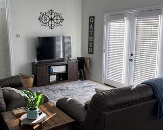 The Cozy Townhome - Enid - Living room