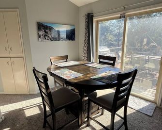 Welcome To Princeton Pines! 3-Bdrm House/2.5 Acres/Firepit/Foosball/Wii/Sunsets! - Princeton - Dining room
