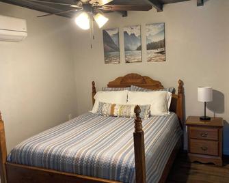 Lake Cabin with private dock and boat parking! - Cisco - Habitación