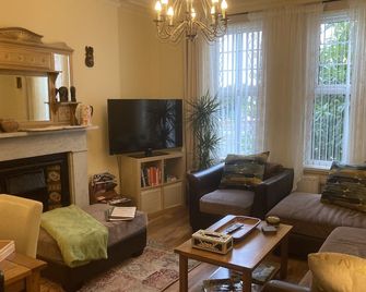 Mountroyal Victorian Self Catering Apartment 2 - Belfast - Living room