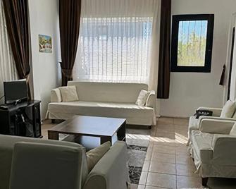 Charming 2-bedroom apartment in lovely Turgutreis with WiFi - Turgutreis - Living room