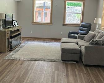 2-bedroom barndominium apartment with equine lodging and additional camper spot - Culloden - Living room