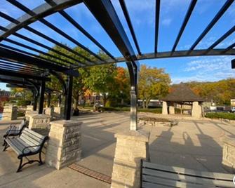 On the Fox/River access/Kayaks/Deck with lounging and dining/Free Parking - Algonquin - Patio