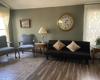 Florida Waterfront Country Home, Fishing & Pet Friendly - Pinetta - Living room