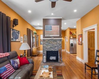 Stockyards-3/4 mile away!-Sleeps 8-Americana House - Fort Worth - Pokój dzienny