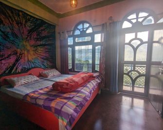 Goroomgo Mount Kailash Homestay Munsyari - Munsyari - Bedroom