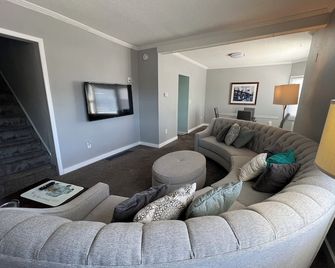 3 Bed, 1 Bath 9 Blocks from Alliant Energy PowerHouse and Downtown - Cedar Rapids - Living room