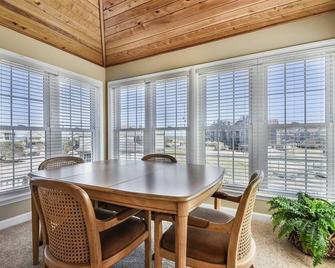 The Wythers At Ships Watch - Duck - Comedor