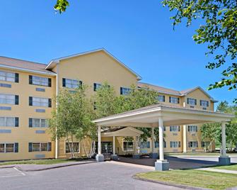 Ramada by Wyndham Saco/Old Orchard Beach Area - Saco - Building