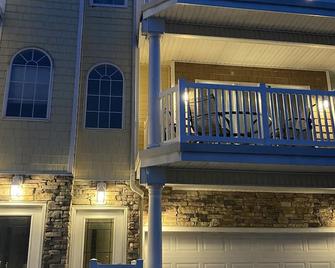 Prime Week Open July 19-26! 4Bd 3Bath, two-level condo Sleeps 14 dog friendly - North Wildwood