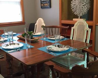 Family friendly, close to downtown and restaurants , quiet neighborhood - Manhattan - Dining room
