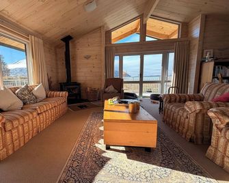 Lake and Mountain Views - excellent skiing, tramping, cycling and water sports - Ohau - Living room
