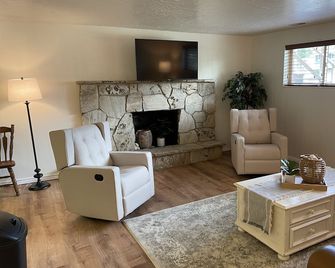 Newly Renovated Mother-in-Law Apartment - Orem - Вітальня