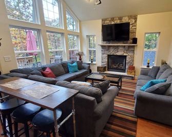 Luxury 4BR Chalet - Walking Distance to Lake and 8 min to Skiing/Lodge - Lackawaxen - Salon