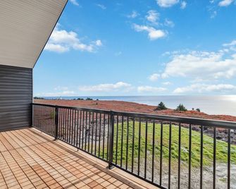 The Left at Surf Western Head - 3BR with Oceanfront Hot tub views - Hunt's Point - Balcony