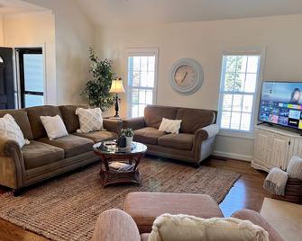 Cozy Home Near Rdu, Rtp, Angus Barn & Downtown! Pet Friendly! - Research Triangle Park - Living room