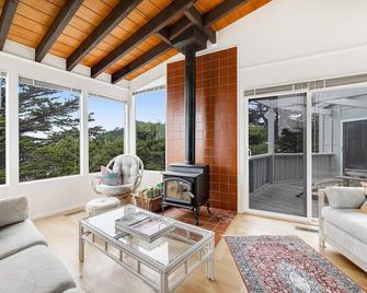 Bright Home 800 Feet from Salmon Creek Beach w/ Wood Stove & Pool Table - Bodega Bay - Soggiorno