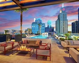 ذا ستاتلر دالاس، كوريو كولكشن باي هيلتون - دالاس - حوض السباحة