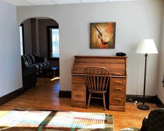 3-bedroom home on the river 10 min. from town also have identical1817617 ID # - Gladstone - Sala de estar