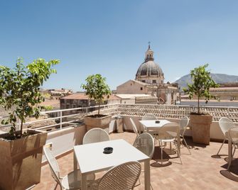 بيد آند بريكفاست هوتل باليرمو كواترو كانتي - باليرمو - شرفة