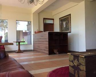 Treat House Resort - Kisii - Living room