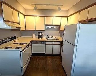 Cozy 1-bedroom condo near downtown Clawson with WiFi, AC - Clawson - Kitchen