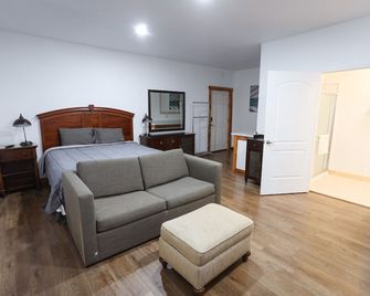 Downstairs King-sized Bed - Milton