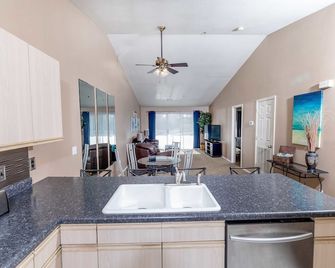 Penthouse Golf View Condo | Brookside Deck - Branson - Kitchen