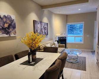 Banff Gate- Private Entrance 2-Level Townhouse - Harvie Heights - Dining room