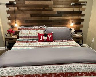 Private Apartment on 7 Acres Minutes From Airport - Hermitage - Bedroom