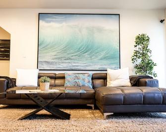 Newport Beach House 1 blk to beach and 25 min to Disney - Newport Beach - Sala de estar