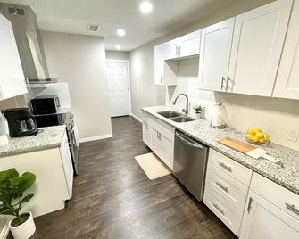 New townhouse with large private yard and 2 car garage! - Lake Dallas - Cocina