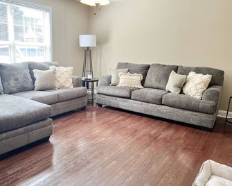 Cozy Home on Golf Course - 6 miles from I-75, Free WiFi - Richmond - Living room