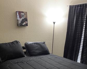 Cozy little home away from home with free parking… - Mesquite - Bedroom