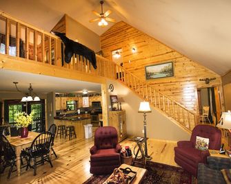 Hunker Down' Creek Front Cabin, In The Blue Ridge Mountains - Young Harris - Living room
