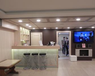 Izumrud Hotel - Ekaterinburgo - Recepción